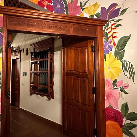La Casa De Las Flores Hostal คาร์ดิน ภายนอก รูปภาพ